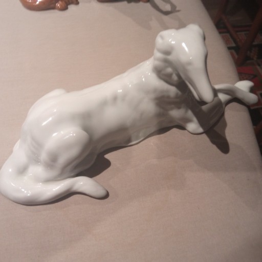 Zdjęcie oferty: Porcelanowa figura leżący pies chart WAŁBRZYCH