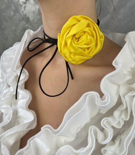 Zdjęcie oferty: Żółty choker na szyję kwiat Róża czarny rzemyk