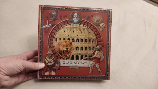 Zdjęcie oferty: Książka Gladiatorzy Książka w kształcie Koloseum