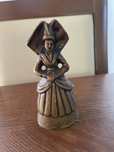 Zdjęcie oferty: Dzwon stołowy - Rzeźbiona kobieta, z brązu XIX w.