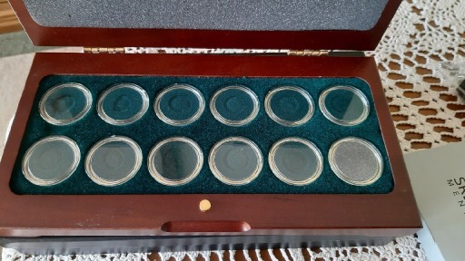 Zdjęcie oferty: Pudełko drewniane na monety 12 sztuk z kapslami