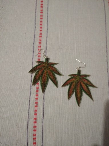 Zdjęcie oferty: Liść marihuany - kolczyki. Hand made.