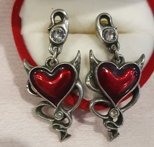Zdjęcie oferty: Komplet kolczyków Oryginalne kolczyki Devil Heart