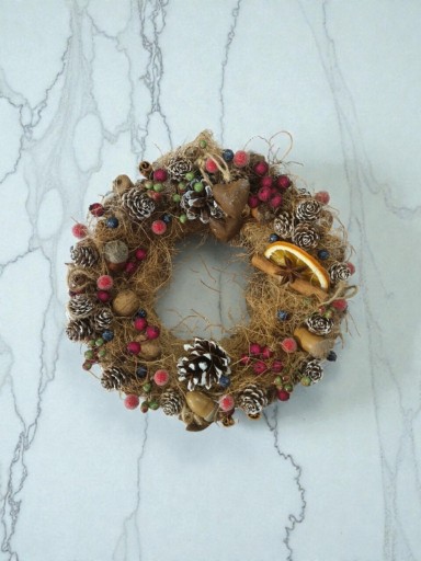 Zdjęcie oferty: Naturalny wianek zimowy, dekoracyjny z szyszek na stół, stolik, nad kominek