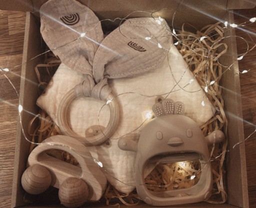 Zdjęcie oferty: Baby box zestaw prezentowy gryzak autko