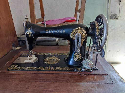 Zdjęcie oferty: Maszyna do szycia Olympia Central Bobbin w szafie 