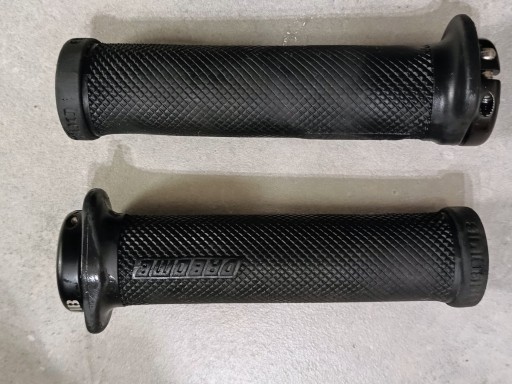 Zdjęcie oferty: Chwyty gripy DA BOMB Particle - Skręcane LOCK-ON z KOŁNIERZEM MTB DIRT