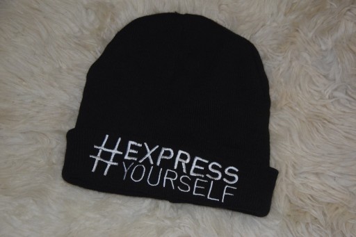 Zdjęcie oferty: Czarna czapka beanie Express yourself