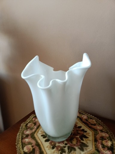 Zdjęcie oferty: Śliczny mleczny wazon tzw  chusta 