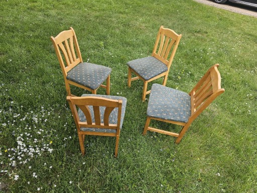 Zdjęcie oferty: Krzesła drewniane 4 szt sosna