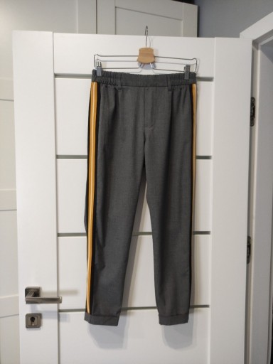 Zdjęcie oferty: Spodnie damskie cygaretki Bershka rozmiar L