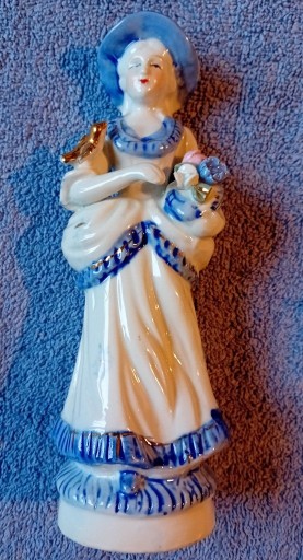 Zdjęcie oferty: Porcelanowa figurka - dziewczyna z bukietem 