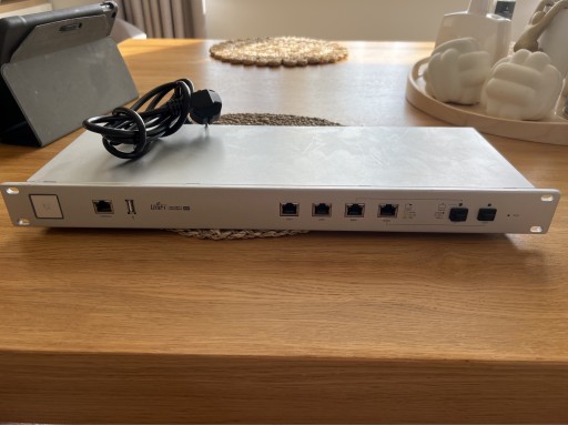 Zdjęcie oferty: UBIQUITI UNIFI SECURITY GATEWAY PRO USG USG-PRO-4