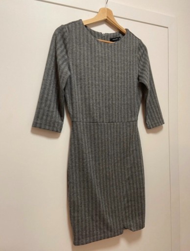 Zdjęcie oferty: Elegancka szara sukienka w paski zamek Reserved XS