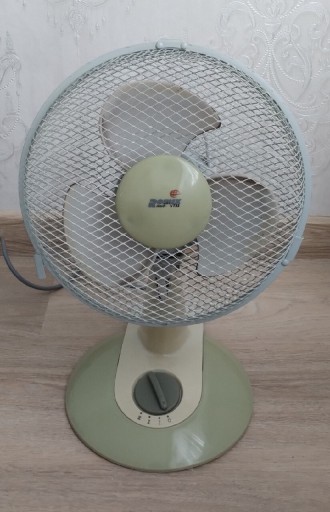 Zdjęcie oferty: Wentylator wiatrak stołowy stojący na biurko 35W sprawny cichy szary Romix