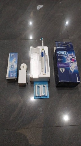 Zdjęcie oferty: szczoteczka oral b pro 600+Oral-B kids+końcówki 