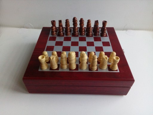 Zdjęcie oferty: szachy szachownica figury i pionki 32 sztuki