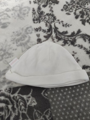 Zdjęcie oferty: F&F biała czapeczka r. 38 cm 