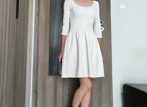Zdjęcie oferty: Kremowa sukienka Bershka S 