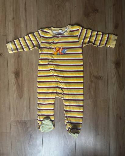 Zdjęcie oferty: Śliczny pajacyk z postaciami z bajki Kubuś Puchatek, Disney, r. 12 m-czy