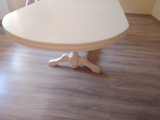 Zdjęcie oferty: Biały drewniany stół- z dwoma nogami rzeźbionymi