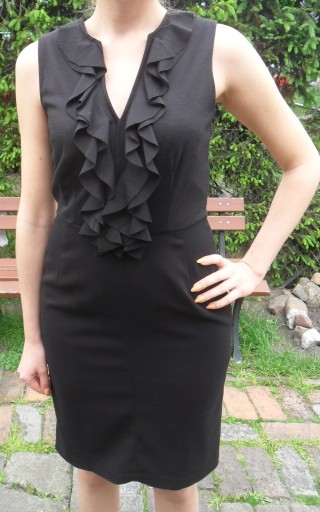 Zdjęcie oferty: Reserved Sukienka z żabotem rozmiar 34 Mała Czarna