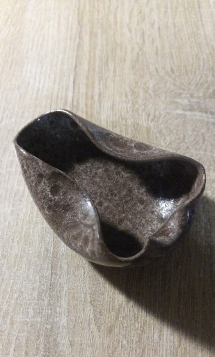 Zdjęcie oferty: Nietuzinkowa porcelanowa miseczka, brąz z białym, ciekawie wybarwiona (35)