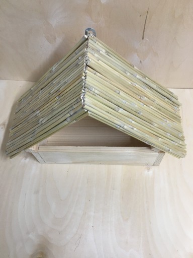 Zdjęcie oferty: Karmnik dla ptaków drewniany,słomiany dach