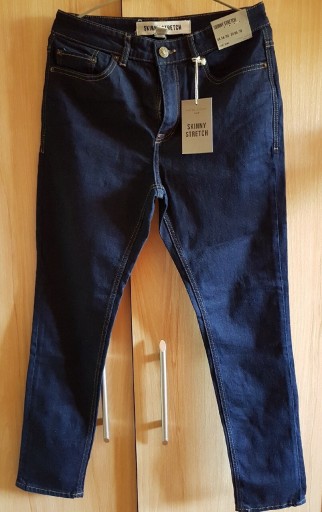 Zdjęcie oferty: Spodnie jeansowe nowe - krój skiny