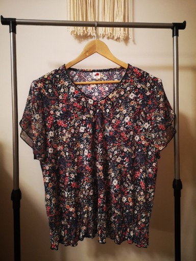 Zdjęcie oferty: Bluzka w kwiaty w rozmiarze XL