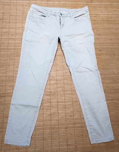 Zdjęcie oferty: Spodnie jeansowe jasno niebieskie 