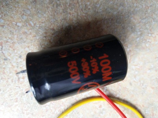 Zdjęcie oferty: Kondensator elektrolityczny 100uF 500V