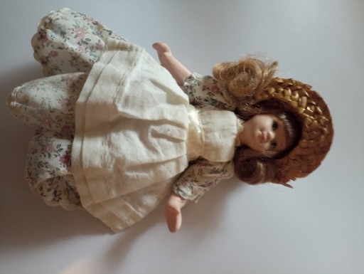 Zdjęcie oferty: Stara lalka z lat 90 z serii DeAgostini