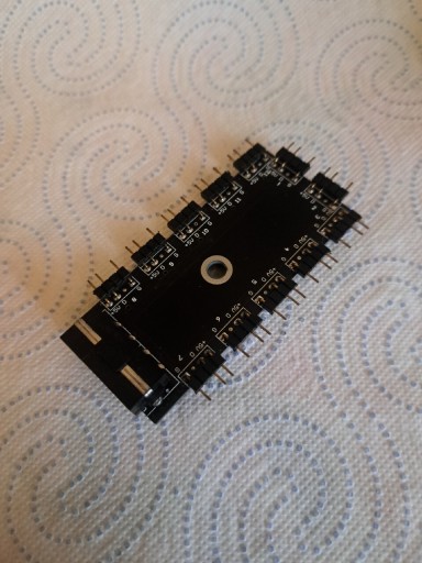 Zdjęcie oferty: Rozdzielacz listw 12x led na molex, oświetlenie obudowy komputera 