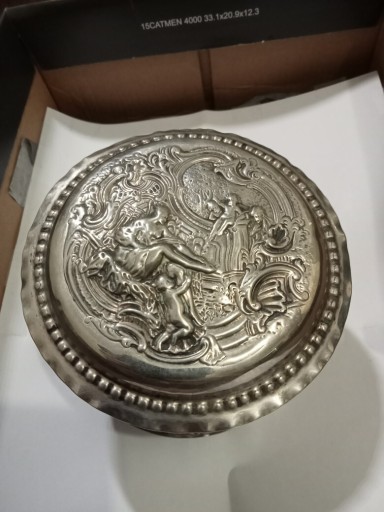 Zdjęcie oferty: Majsternie zdobiony srebrny pojemnik na bizuterie.