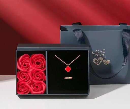 Zdjęcie oferty: Prezentowe pudełko na biżuterię 6 róż + torebka.