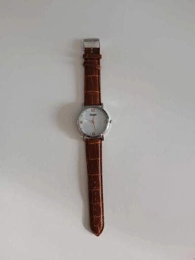 Zdjęcie oferty: Skórzany zegarek kwarcowy z białą tarczą