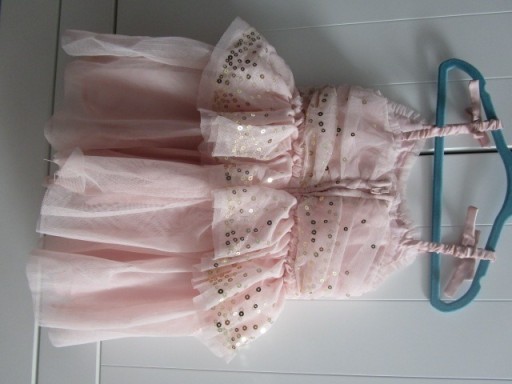 Zdjęcie oferty: Tiulowa sukienka z cekinami r. 92