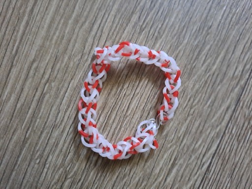 Zdjęcie oferty: Biało czerwona bransoletka z gumeczek 