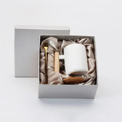 Zdjęcie oferty: Kubek ceramiczny z pokrywką drewnianą biały 380 ml