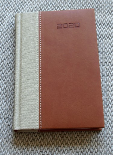 Zdjęcie oferty: Kalendarz książkowy 2020, A6, brązowy, szary pas 