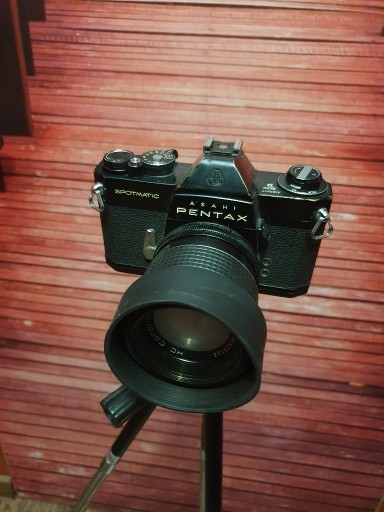 Zdjęcie oferty: Lampa retro aparat Pentax na statywie