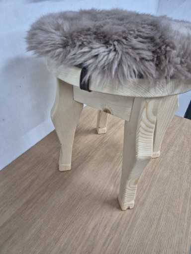 Zdjęcie oferty: Krzesełka dekoracyjno-uzytkowe 