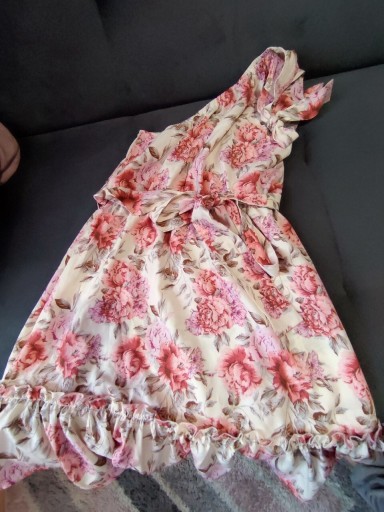 Zdjęcie oferty: Mini sukienka w kwiaty na jedno ramię