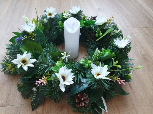 Zdjęcie oferty: wieniec wianek białe kwiaty stroik na cmentarz grób