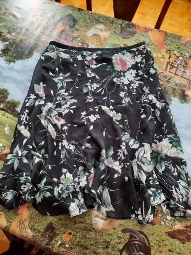 Zdjęcie oferty: Czarna spódnica w kwiaty Papaya 42