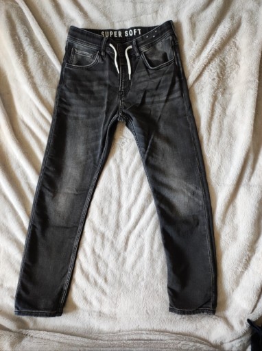 Zdjęcie oferty: Czarne spodnie jeansowe r.140 H&M