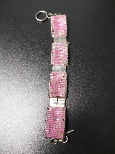 Zdjęcie oferty: Bransoletka metalowa z różowymi koralikami