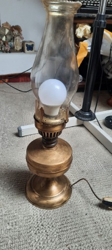 Zdjęcie oferty: Lampa naftowa elektryczna.