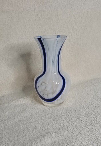 Zdjęcie oferty: Dekoracyjny biały wazon zdobiony kobaltem
